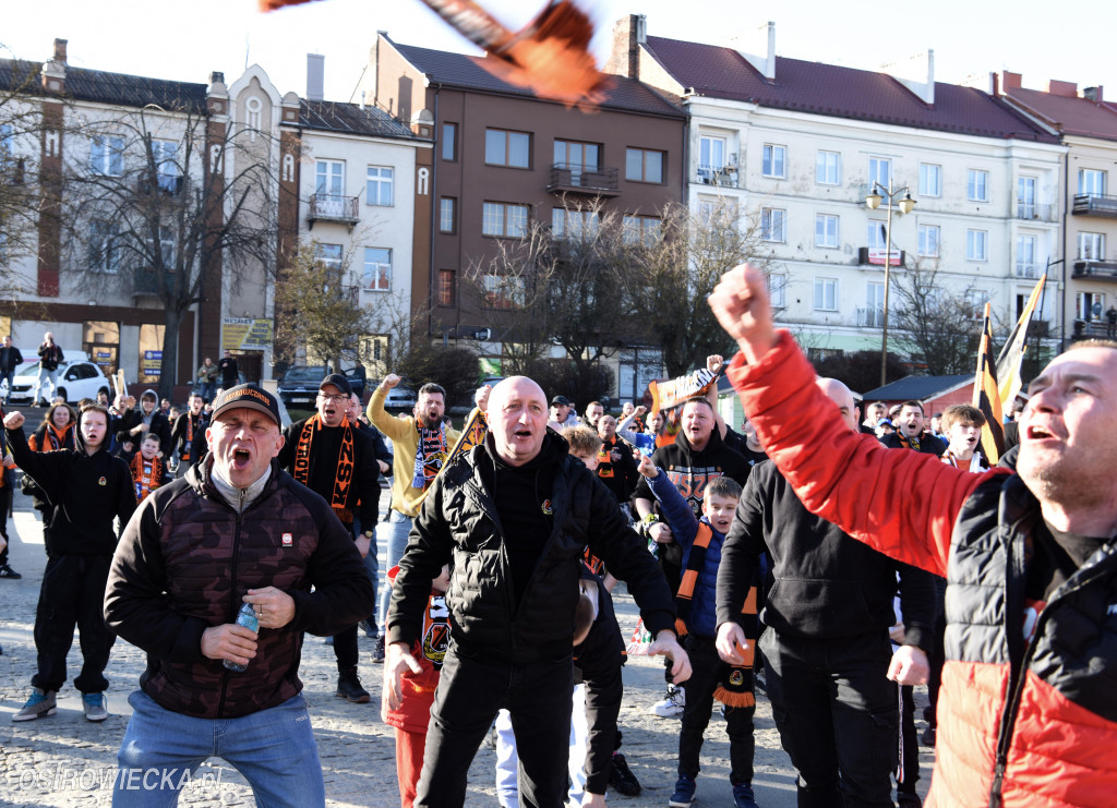 Spektakularny przemarsz kibiców KSZO