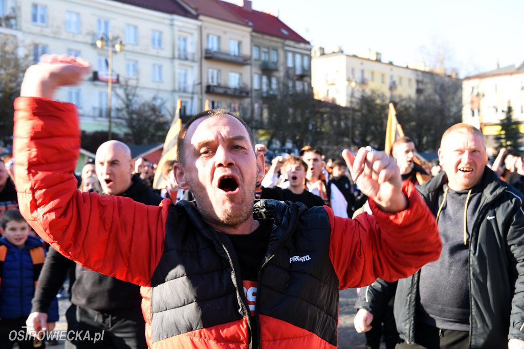 Spektakularny przemarsz kibiców KSZO