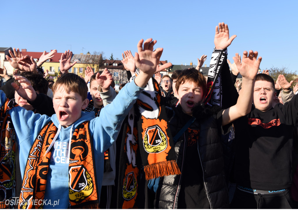 Spektakularny przemarsz kibiców KSZO