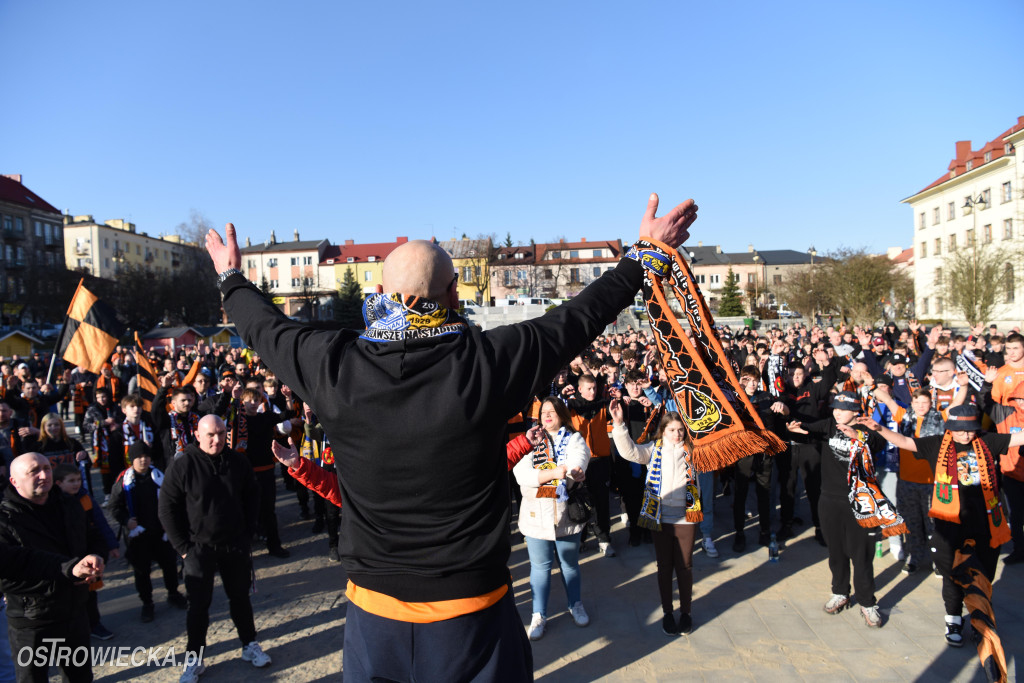 Spektakularny przemarsz kibiców KSZO