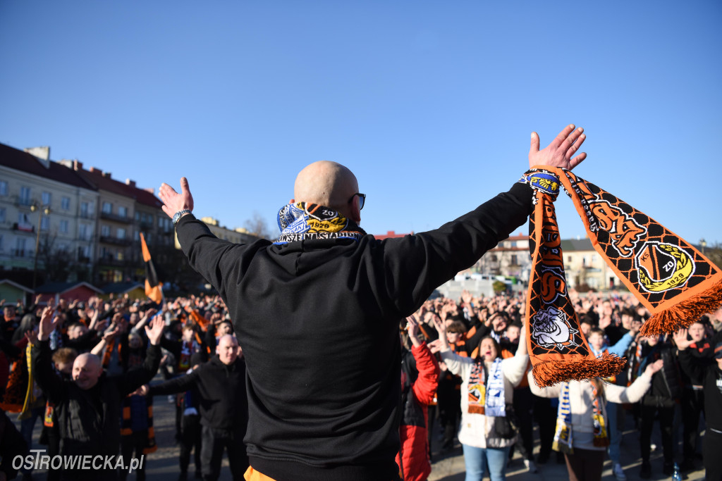 Spektakularny przemarsz kibiców KSZO