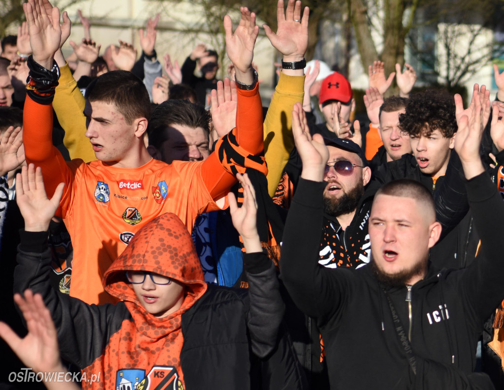 Spektakularny przemarsz kibiców KSZO