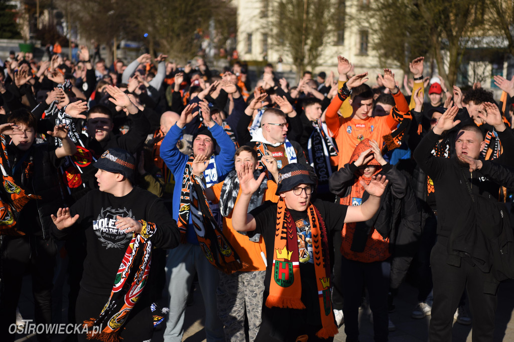 Spektakularny przemarsz kibiców KSZO