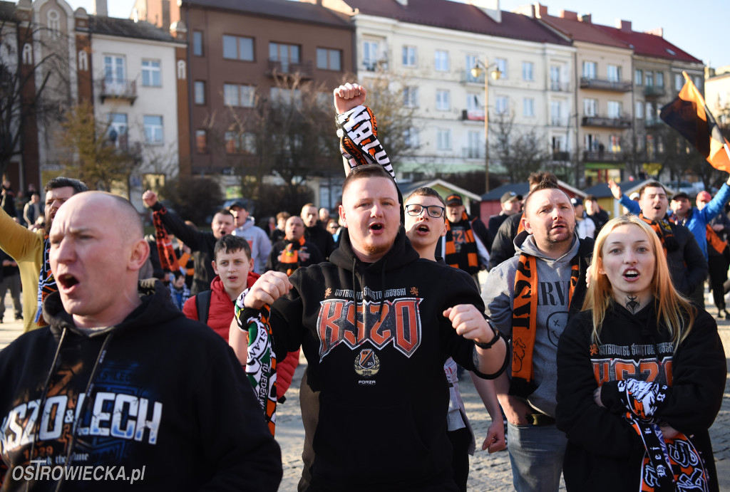 Spektakularny przemarsz kibiców KSZO