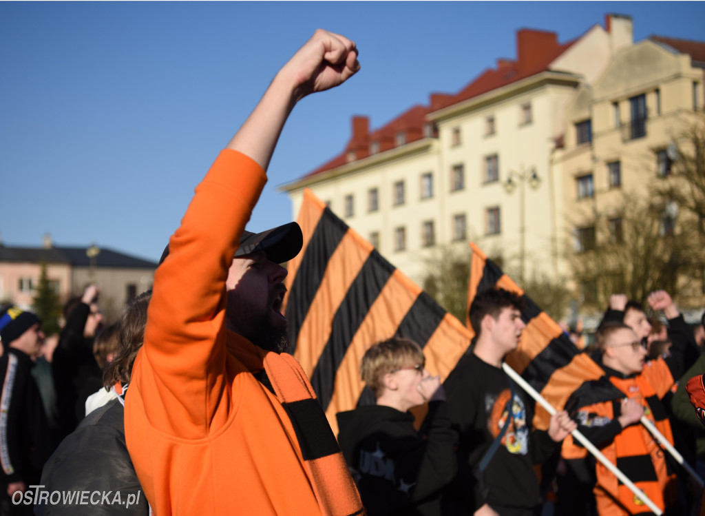 Spektakularny przemarsz kibiców KSZO