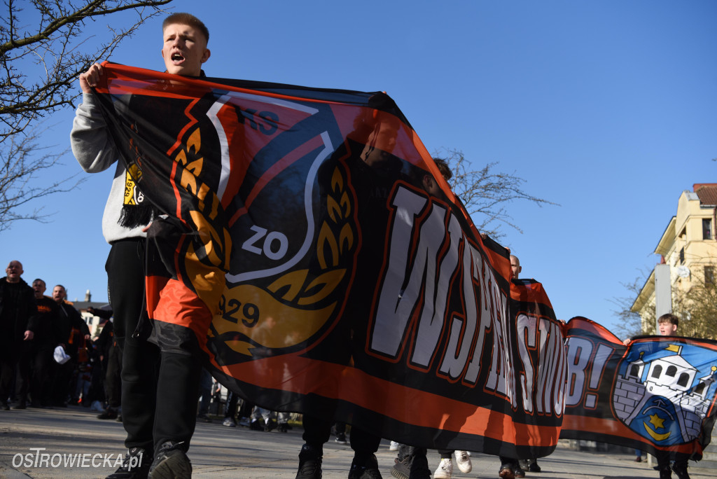 Spektakularny przemarsz kibiców KSZO
