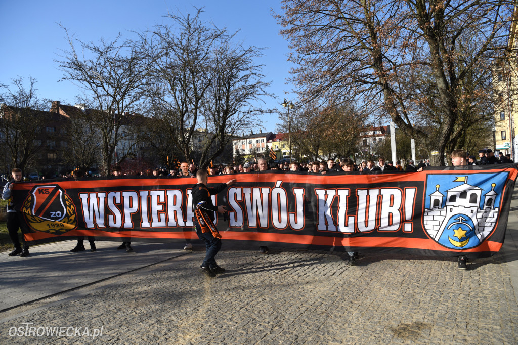 Spektakularny przemarsz kibiców KSZO