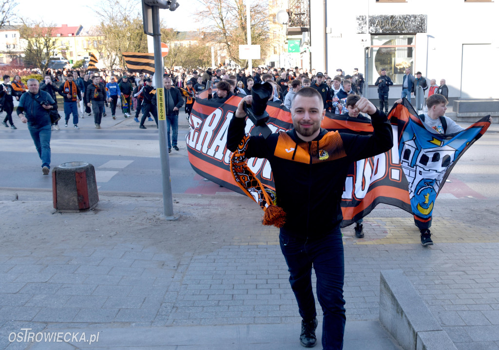 Spektakularny przemarsz kibiców KSZO