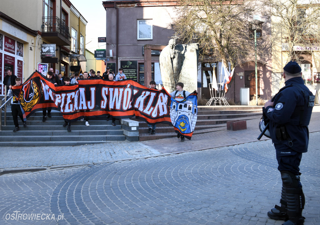 Spektakularny przemarsz kibiców KSZO