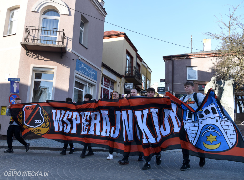 Spektakularny przemarsz kibiców KSZO
