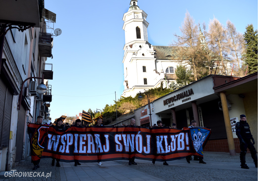 Spektakularny przemarsz kibiców KSZO