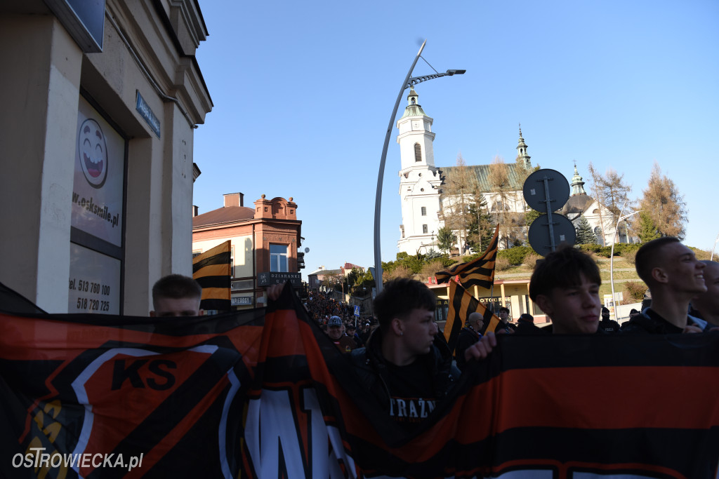 Spektakularny przemarsz kibiców KSZO