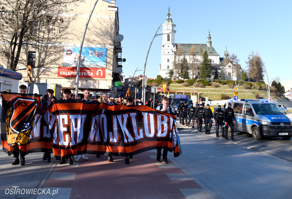 Spektakularny przemarsz kibiców KSZO