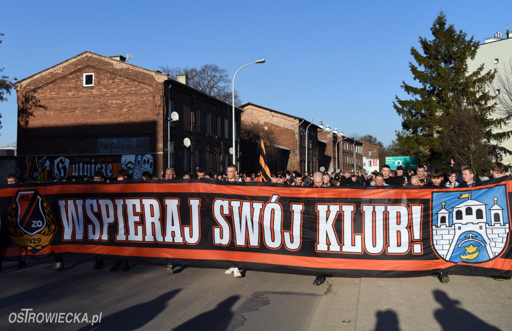 Spektakularny przemarsz kibiców KSZO