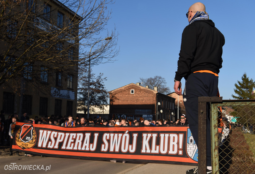 Spektakularny przemarsz kibiców KSZO