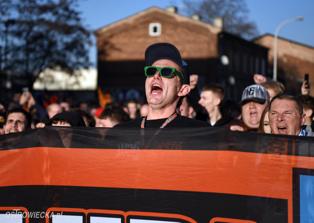 Spektakularny przemarsz kibiców KSZO