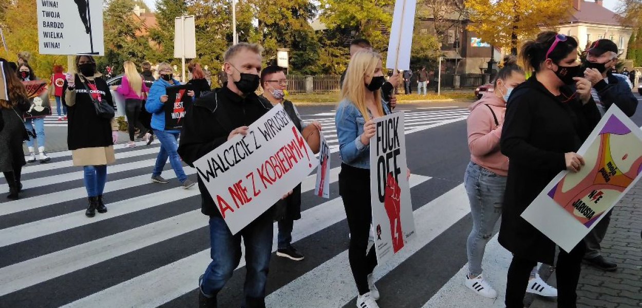 Protest kobiet. Blokada Ronda Republiki Ostrowieckiej i ronda przy Moście Księdza 