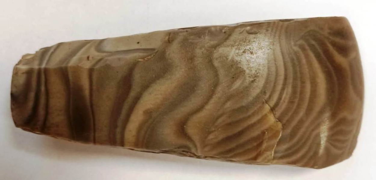 Krzemienna siekierka z sołtysowego pola