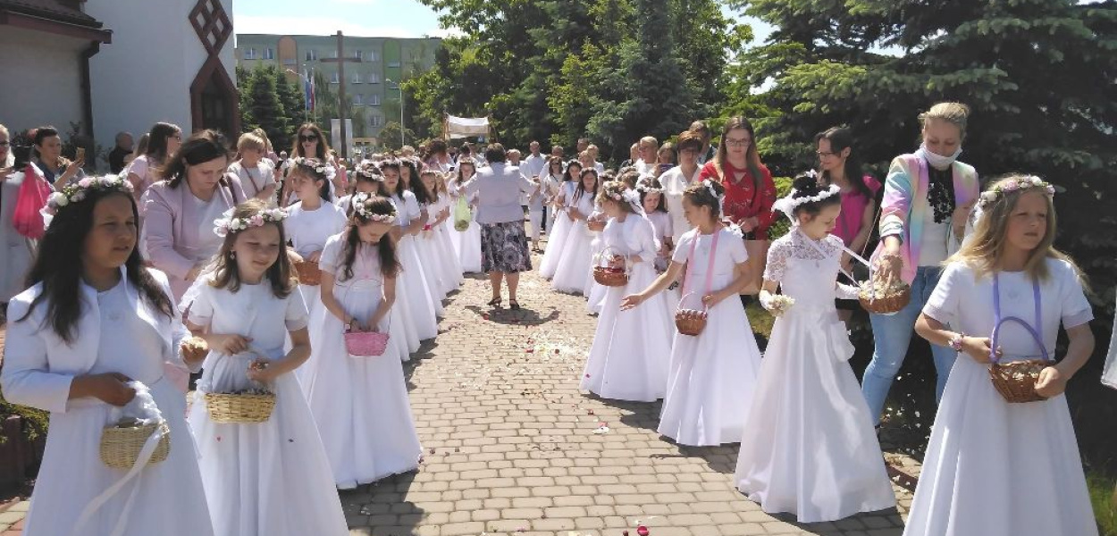 Uroczystość Bożego Ciała i procesja eucharystyczna w parafii pw. Św. Jadwigi w Ost
