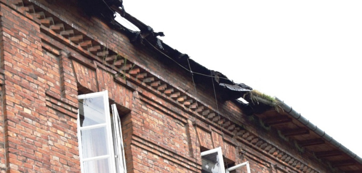 Okap dachu wisi na włosku...