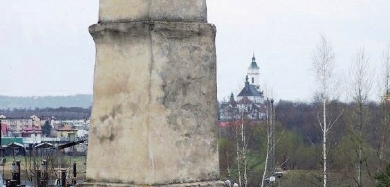 Kapliczka Chrystusa Frasobliwego na granicy Denkowa i Ostrowca