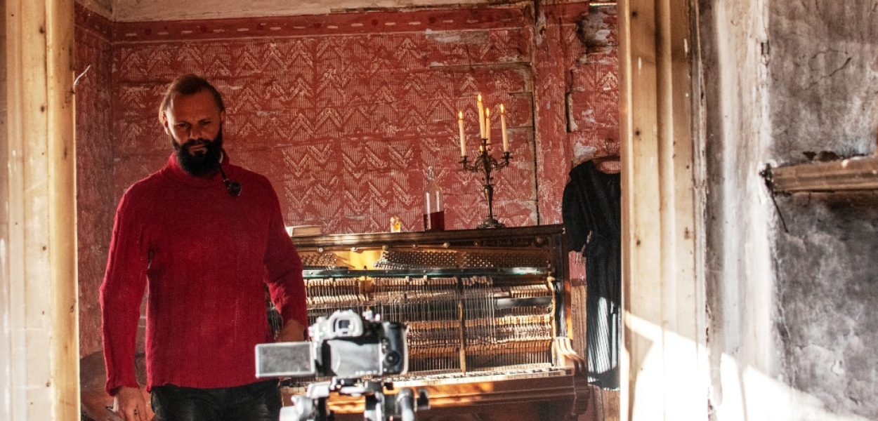 Witek Muzyk Ulicy: "Dziwię się, że ludzie chodzą w butach" 