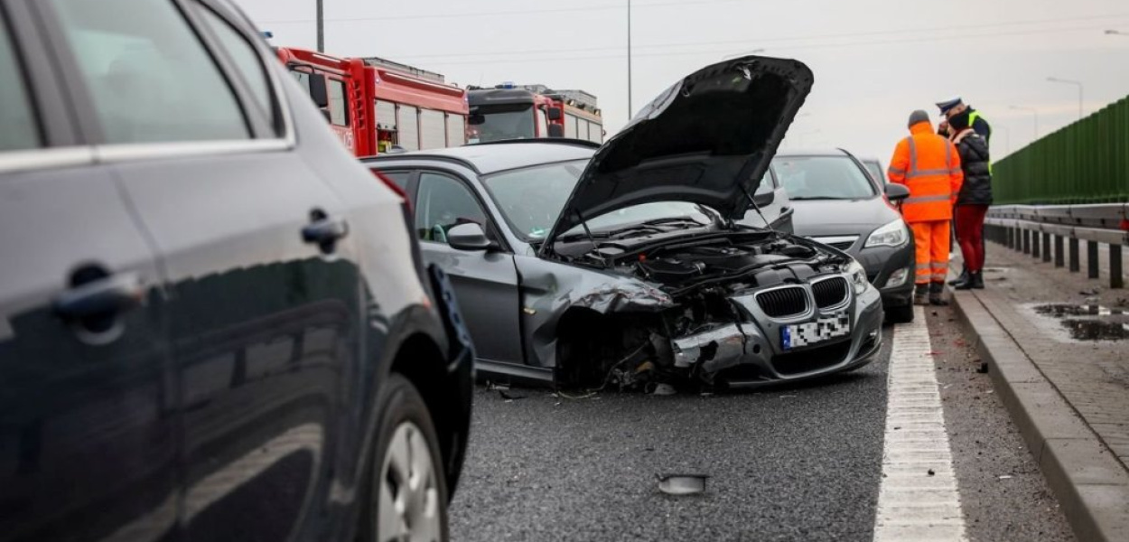 Z policyjnych raportów. Karambol pod Cedzyną (zdjęcia), włamywacz z zarzutami, dro