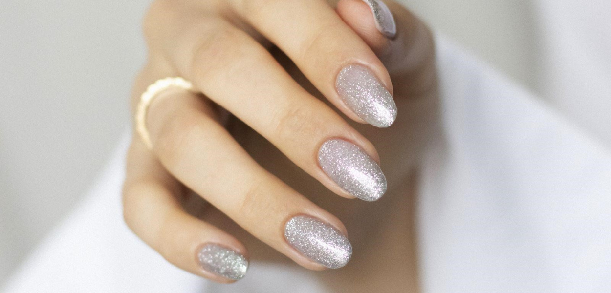 Alternatywy dla białych paznokci na ślub - srebrny lakier hybrydowy