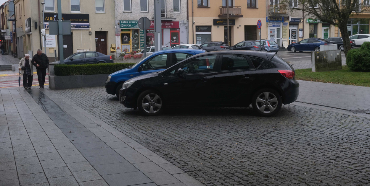 Ostrowiec wprowadzi strefę płatnego parkowania. Gdzie?
