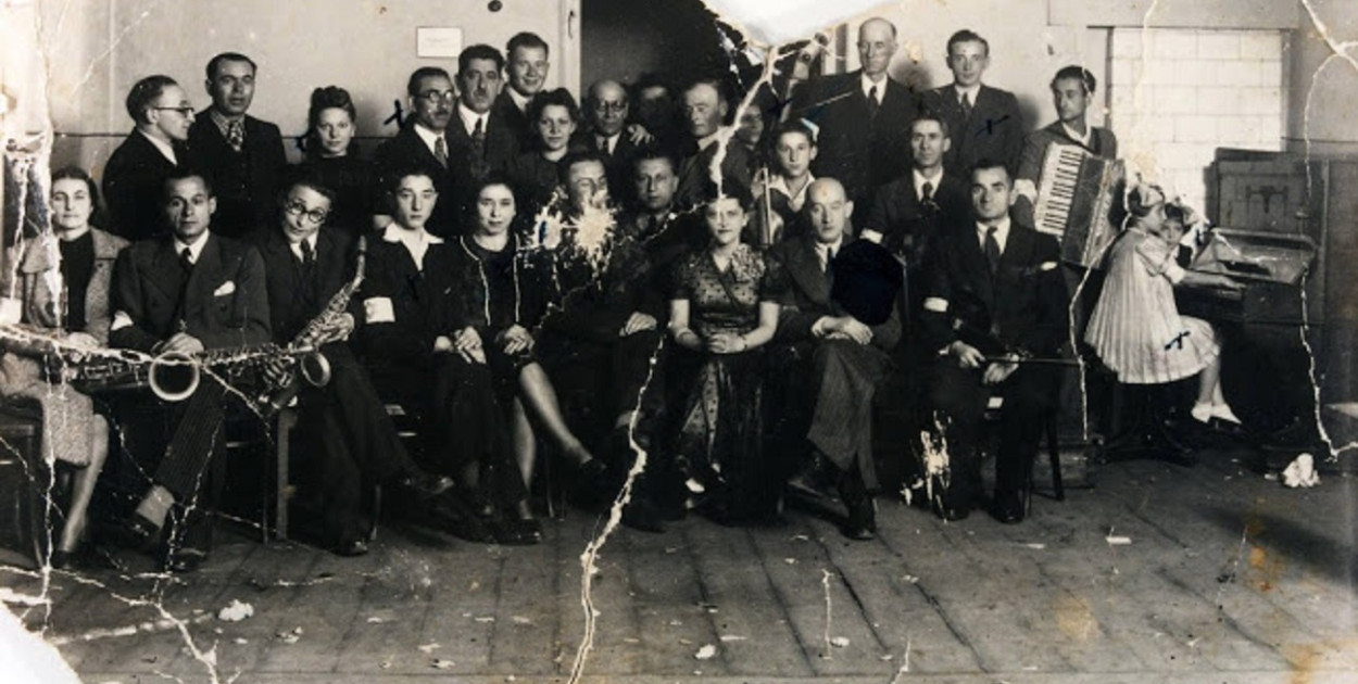 Ludwik Wacholder na zdjęciu stoi piąty od lewej w orkiestrze funkcjonującej w ostrowieckim getcie