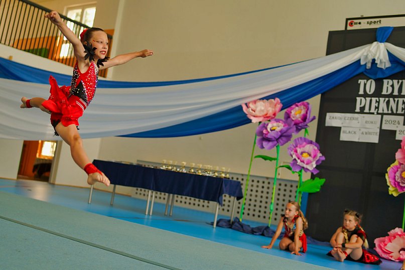 Zawody na zakończenie roku &quot;BLACK &amp; WHITE&quot; występy