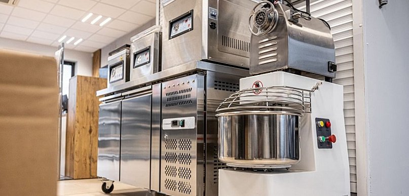 Kiedy warto zainwestować w regały chłodnicze do restauracji?