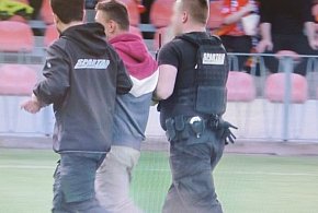 Pijany kibic wtargnął na płytę boiska-158719