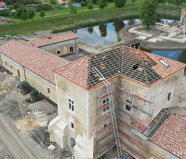 Zobacz jak ruiny zamku w Ćmielowie stają się perłą regionu (wideo)-158769