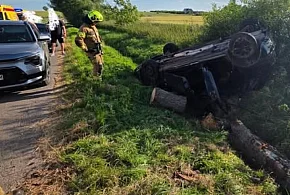 Opel dachował po wjechaniu do rowu-159193