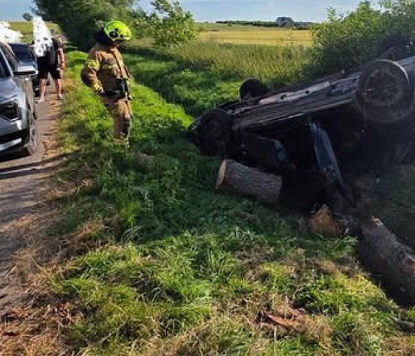 Opel dachował po wjechaniu do rowu-159193