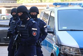 Odpowie za atak na policjantów-159626