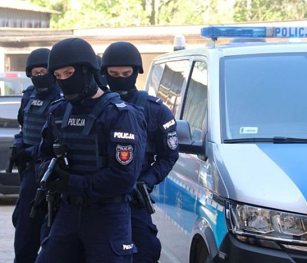 Odpowie za atak na policjantów-159626