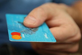 Fiskus skontroluje płatności kartą Polaków? Resort zabiera głos-161754