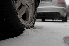Śnieg i lód trzeba usunąć z karoserii przed jazdą-161774