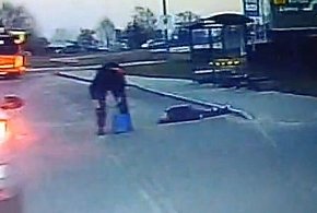 Policjant udzielił pomocy mężczyźnie z urazem głowy (wideo)