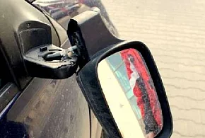 Wandal obrzucił kamieniami audi