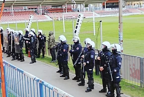 Policjanci ćwiczyli na stadionie