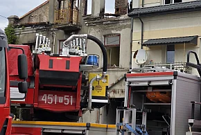 Groźny pożar kilku budynków na ulicy Sandomierskiej