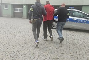 Uciekając najechał peugeotem na policjanta  (wideo)