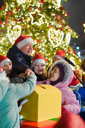 Choinka na Rynku rozświetlona!-6643