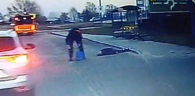 Policjant udzielił pomocy mężczyźnie z urazem głowy (wideo)