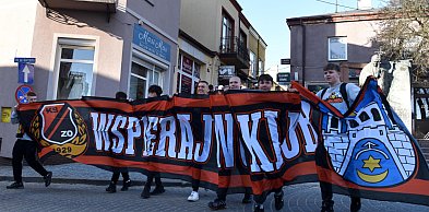 Spektakularny przemarsz kibiców KSZO