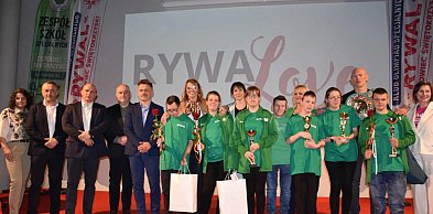 Zawodnicy Olimpiad Specjalnych “Rywal” odbierali puchary od “Diablo”