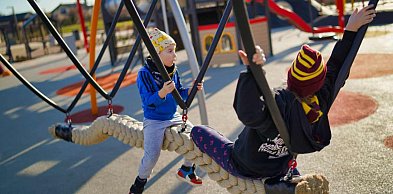 Piękny plac zabaw na waśniowskich błoniach zachwyca nie tylko dzieci!